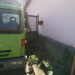 Moarte cumplită. Un bărbat a fost captiv între între bena unei autobasculante de transport nisip și peretele unei case