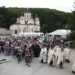 În perioada în care se spune că oamenii nu îmbătrânesc sunt așteptați la Mănăstirea Izbuc. Adormirii Maicii Domnului este și hramul principal al mănăstirii