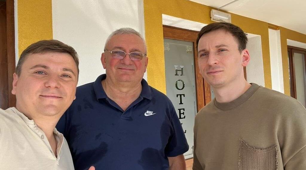 Denis Roabes, vedeta de la The Motans, întâmpinat ca un star,  de doi primari la Aleșd. Promite un concert de vis de la ora 22