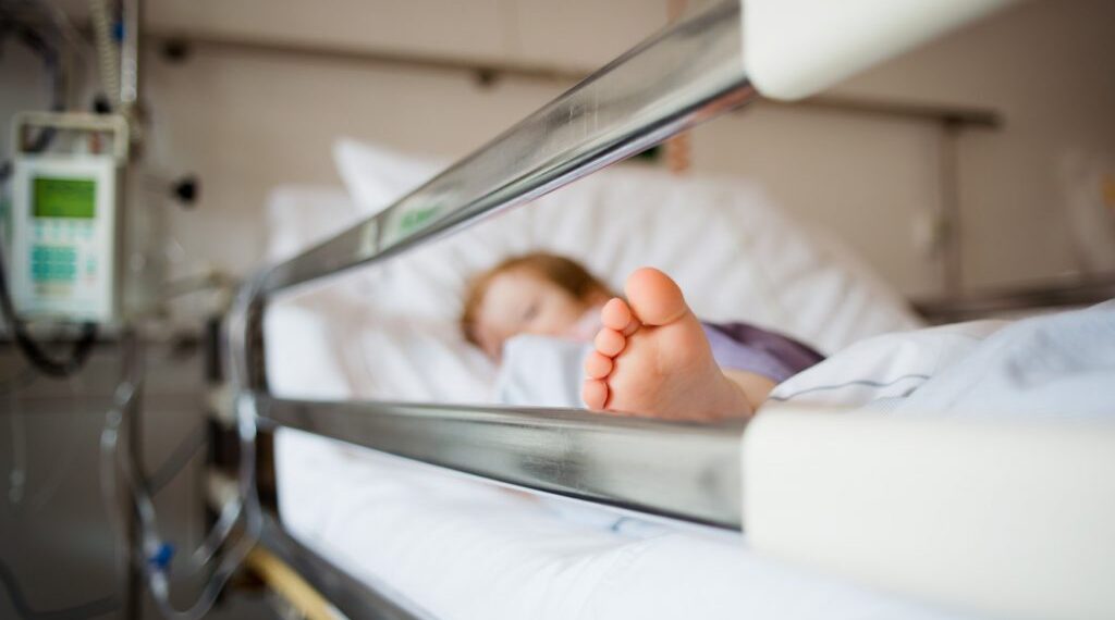 Fată de 19 ani, opărită de două asistente medicale. Au deschis dosar penal