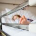 Fată de 19 ani, opărită de două asistente medicale. Au deschis dosar penal
