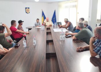 GALERIE. Se deschide piața din Oșorhei în curtea Primăriei. Doar producătorii locali vor vinde. Pregătiri pentru piața de 7 milioane de lei