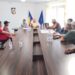 GALERIE. Se deschide piața din Oșorhei în curtea Primăriei. Doar producătorii locali vor vinde. Pregătiri pentru piața de 7 milioane de lei