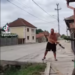 S-a filmat în timp ce trântea o pisică de trotuar. Tânăr de 23 de ani, reținut pentru schinguire