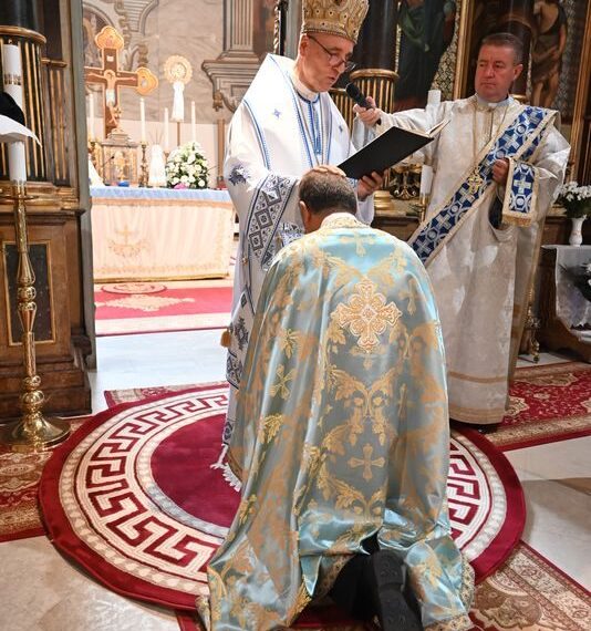 Preotul specializat în drept, hirotesit arhimandrid de PS Virgil Bercea. E responsabil cu  pastorația sanitară în Spitalul Universitar „La Princesa” din Madrid, coordonator de doctorat la Universitatea Pontificală din Salamanca