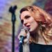 Cine e orădeanca născută într-o familie de medici care a studiat jazz vocal într-un conservator de prestigiu din Londra. Concert la Casa Darvas