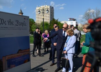 Ce misiune are ambasadorul SUA în România, Kathleen Kavalec, luni, în Piața Unirii