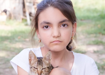 Diana, fetița de 11 ani cu imunitate scăzută, tristă că la începerea școlii mama va sta zilnic cu un nod în gât. O putem ajuta donând în Fondul de burse