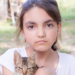 Diana, fetița de 11 ani cu imunitate scăzută, tristă că la începerea școlii mama va sta zilnic cu un nod în gât. O putem ajuta donând în Fondul de burse