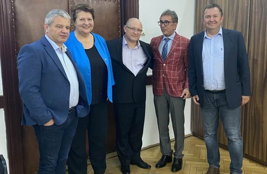 Doctorul care a venit pe lume într-un castel, a început medicina într-un cătun,  conferențiar la Anestezie și Terapie Intensivă, la FMF Oradea