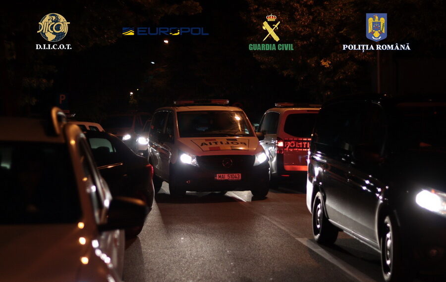 Acțiune periculoasă. Procurorii DIICOT din Oradea, percheziții la o rețea care a adus arme din Spania. Peste 20 de persoane vor fi duse la audieri la DIICOT