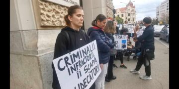 Luiza Chiva: „Își pasează, își aruncă de fapt problema de la unii la alții ca și cadavrul, dintr-o curte într-alta…E vorba totuși de copilul meu, e vorba de o viață și sunt aici să lupt„