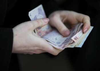 Anomalia burselor. Un elev cu media 1,97 ia bursă de merit