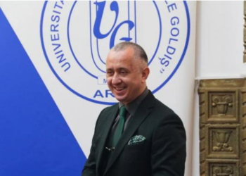 Cine e orădeanul care conduce școala de „jameşi bonzi” și cine sunt personalitățile din Bihor care i-au fost elevi