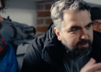 Cum era tratat preotul-regizor în Cipru. Vameșii îi sărutau mâna lui Ciprian Mega.  Obținea o aprobare să filmeze în spitale în 10 minute
