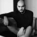 Un actor a dat foc mașinii unui notar