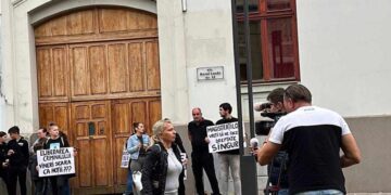 Cruciada mamelor. Luiza Chiva susținută la protestul de la Parchet de o altă mamă care și-a pierdut copilul și a lutat 7 ani în justiție să își facă dreptate
