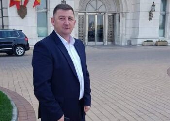 GALERIE. Stomatologul din Ștei căruia i s-au implantat 8 proteze în bazin şi picioare după ce s-a prăbușit peste ea un bloc de gheată, față în față cu primarul de Nucet