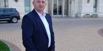 GALERIE. Stomatologul din Ștei căruia i s-au implantat 8 proteze în bazin şi picioare după ce s-a prăbușit peste ea un bloc de gheată, față în față cu primarul de Nucet