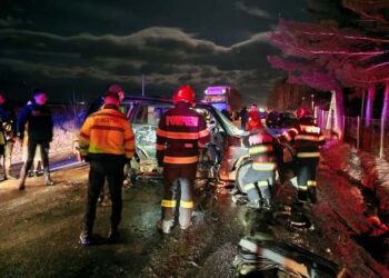 Accident la ieșirea din Sudrigiu spre Pietroasa. Doi oameni, îngrijiri la fața locului