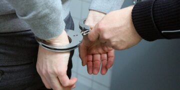 Acuzat de tâlhărie, un tânăr de 17 ani din Aleșd, rămâne în arest preventiv, după ce a atacat un om pe stradă