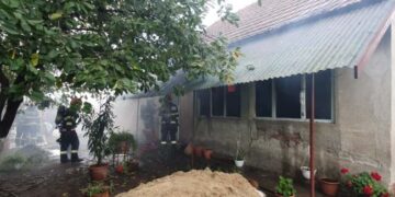 Un bărbat a refuzat să iasă din casa cuprinsă de flăcări. A ajuns la spital