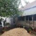 Un bărbat a refuzat să iasă din casa cuprinsă de flăcări. A ajuns la spital