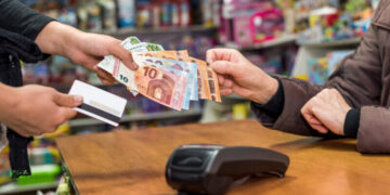 Mintea românului de pe urmă…Guvernul revine la vechile plafoane pentru plățile cash