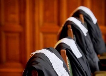 Judecătorii nu vor mai putea tăia din onorariile avocaților