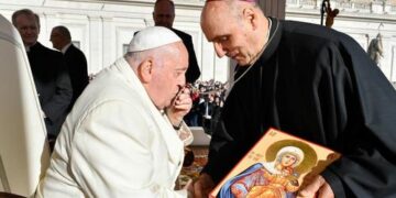 Ce i-a spus Papa Francisc Preasfințitului Virgil Bercea la audiența generală de azi
