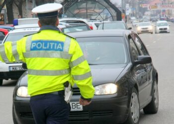 Un tânăr de 24 de ani și-a abandonat mașina și a fugit cu polițiștii pe urme prin Ștei. Ce motiv avea