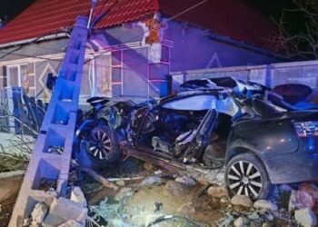 Un tânăr de 24 de ani a intrat cu mașina într-un  stâlp de electricitate și  apoi în gardul unei case
