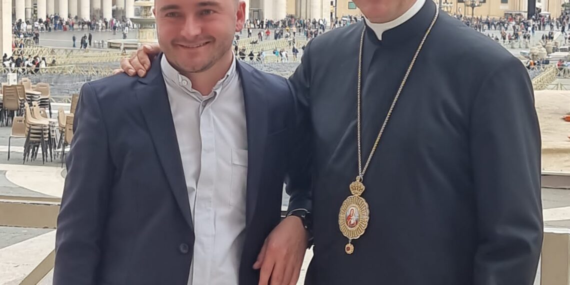 La mulți ani, PS Virgil Bercea! Episcopul tinerilor, episcopul între oameni, episcopul căruia îi place să planteze flori pentru a arăta tuturor „cât de mare și minunat este Domnul” , episcopul săracilor, episcopul cel bun a fost sfințit clandestin în urmă cu 41 de ani