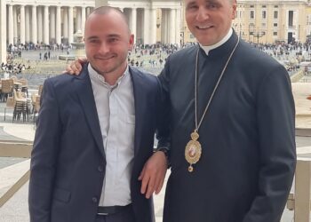 La mulți ani, PS Virgil Bercea! Episcopul tinerilor, episcopul între oameni, episcopul căruia îi place să planteze flori pentru a arăta tuturor „cât de mare și minunat este Domnul” , episcopul săracilor, episcopul cel bun a fost sfințit clandestin în urmă cu 41 de ani