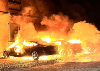 Incendiatorii care au dat foc la 3 mașini și la o patiserie din Ștei au vrut să meragă în arest la domiciliu de sărbători. Ce au decis judecătorii din Beiuș