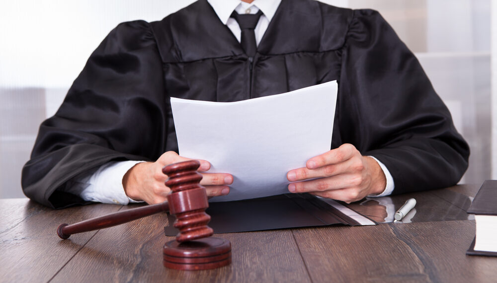 Patru judecători amenințați de un bărbat. A spus îi va judeca el pe judecători şi pe familiile lor