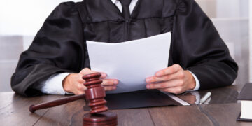 Patru judecători amenințați de un bărbat. A spus îi va judeca el pe judecători şi pe familiile lor