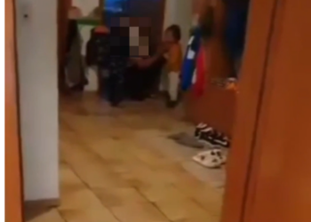 Copil de 2 ani ținut de părinți ore întregi pe dulap, bătut, gura umplută cu vată și l-au legat cu bandă adezivă să nu facă  gălăgie