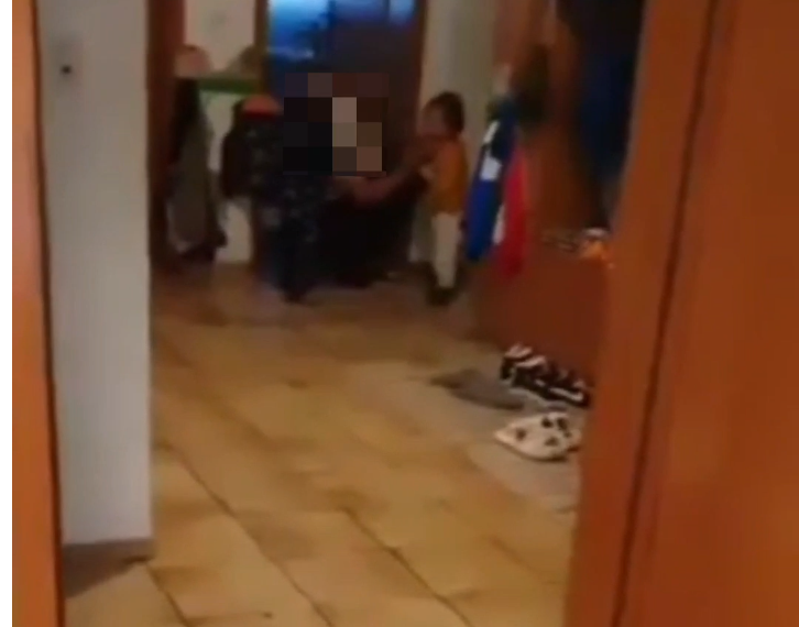 Copil de 2 ani ținut de părinți ore întregi pe dulap, bătut, gura umplută cu vată și l-au legat cu bandă adezivă să nu facă  gălăgie