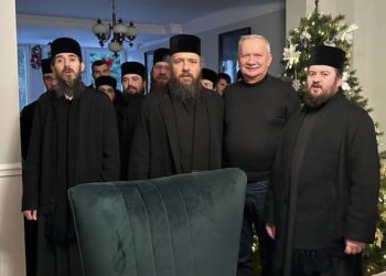 Arhimandritul Mihail Tărău, starețul Mănăstirii Izbuc, împreună cu un grup părinți și călugări, au colindat familia  deputatului Ioan Mang