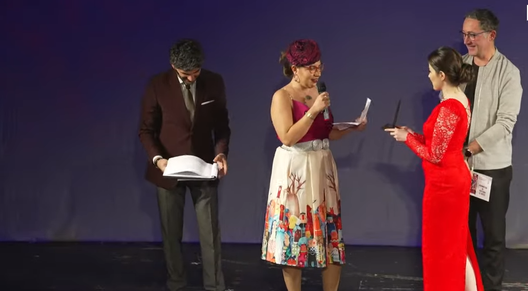 Roxana Netea, ambasador al culorii, „Promotor al culturii şi artei” la Gala Comunității Bihorene 2023