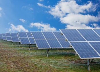 Încă un pas spre independența energetică. Municipiul din Bihor care e între primele din țară la depunerea proiectului pentru parcul fotovoltaic