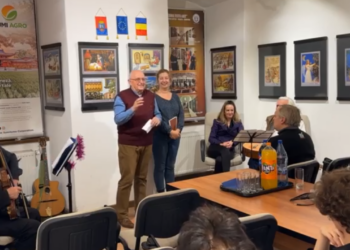 Doi orădeni, colecționari de cărți poștale de Crăciun. Pot fi văzute în expoziție la  ”Euro Foto Art”