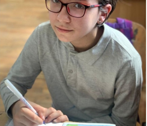 Povestea fetiței din Hinchiriș care a trecut prin 13 operații. Tatiana a fost operată greșit de șase ori.  În țară, singura soluție era amputarea piciorului. Trebuie să ajungă la Viena pentru a primi o nouă orteză