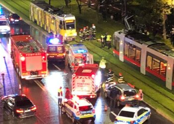 Copilul care a fost scos de sub roțile tramvaiului în Nufărul a trecut prin 3 operații. Mama e imobilizată la pat. Nu au bani  pentru a plăti spitalizarea. Viața lor depinde de generozitatea noastră