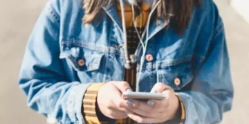 Accesul adolescenţilor la subiectele sensibile va fi blocat
