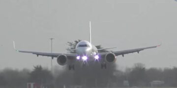 VIDEO. Momentul în care un avion HiSkye, compania care va zbura de la Oradea, e măturat în aer, de un uragan, e hit pe internet 