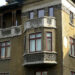 Măsura în care pot beneficia de dispozițiile art. 42 alin. (3) din Legea nr. 10/2001 persoanele care au dobândit calitatea de chiriași după intrarea în vigoare a Legii nr. 112/1995, sau, după caz, ele sunt incidente exclusiv persoanelor care aveau calitatea de chiriaș la data intrării în vigoare a acestei legi | Practică neunitară