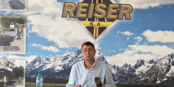 Ținea șpaga în frigider. Directorul unei societăți pentru lucrări de drumuri și poduri și un om de afaceri, reținuți pentru luare și dare de mită