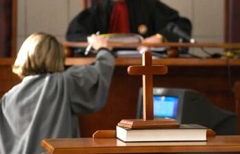 Soluţionarea cererilor prin care se solicită de către reclamanţii având funcţia de grefieri cu studii superioare, acordarea indemnizaţiei de instalare | Practică neunitară